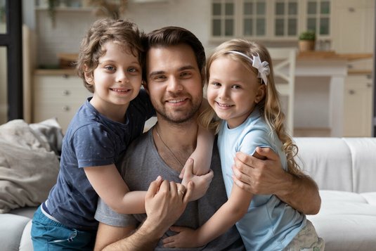 Glückliche Familie in ihrem Wohnzimmer