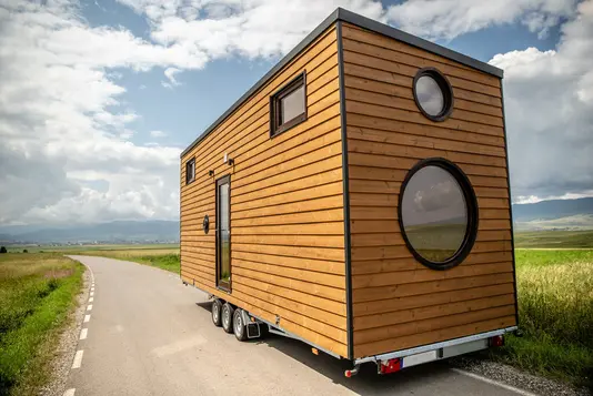 mini-holzhaus-haus-holz-single-singlehaus-03 Mobiles kleines Haus. Ideal für Outdoor-Erlebnisse und Wildnis. Jede Menge Mobilität und Abenteuer pur. Sie brauchen keine besonderen Genehmigungen, nur ein anständiges Auto, um dieses kleine Haus zu ziehen und los geht's.