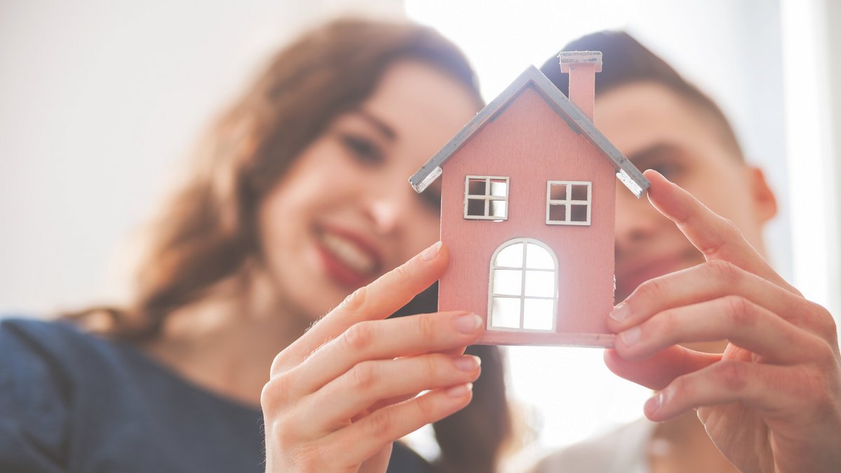 menschen-gemischt-paar-haelt-haus