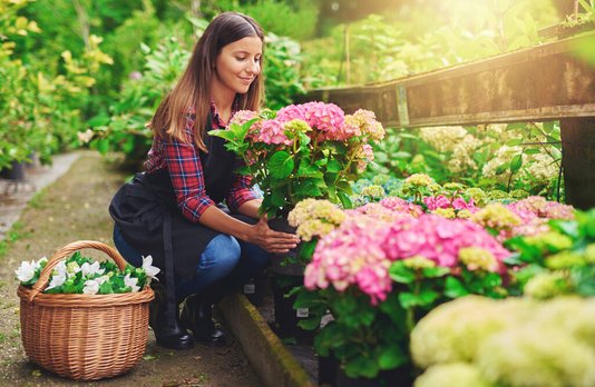 garten-eigener-gartenmoebel-einrichten-wohnen-23 Frau mit Blumen